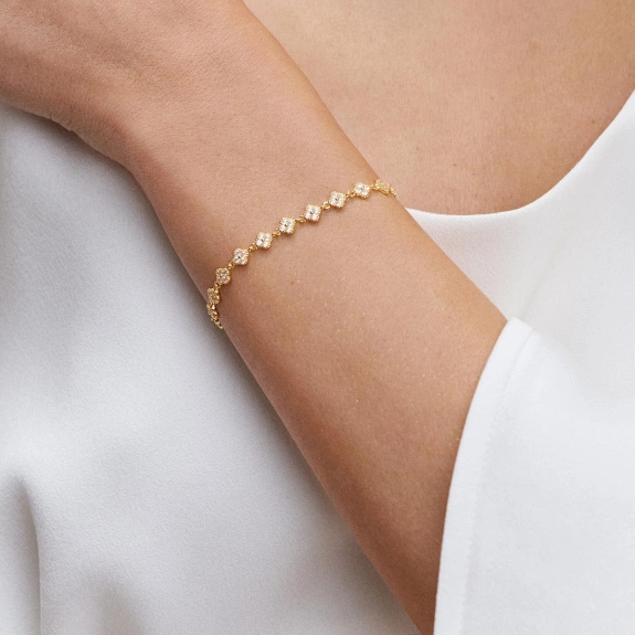 Bracelets gold can add a touch of sophistication, luxury, and glamour to your overall look. Gold jewelry has been a symbol of wealth and status for centuries