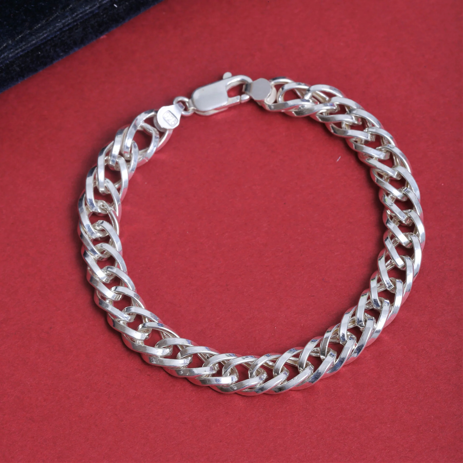 Men's bracelets silver , particularly those made of silver, can be versatile accessories that add a touch of sophistication and