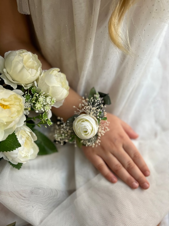 Bridesmaids bracelets are a wonderful way to show gratitude to your bridal party and add a touch of elegance to their attire.